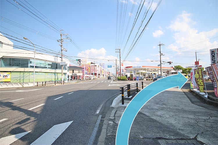 河西ニュータウン前のバス停から南方面（守山駅方面）に直進後、右折