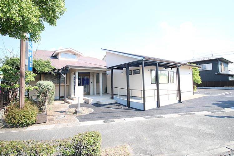 直進後、しばらくすると左手にクリニックがございます。